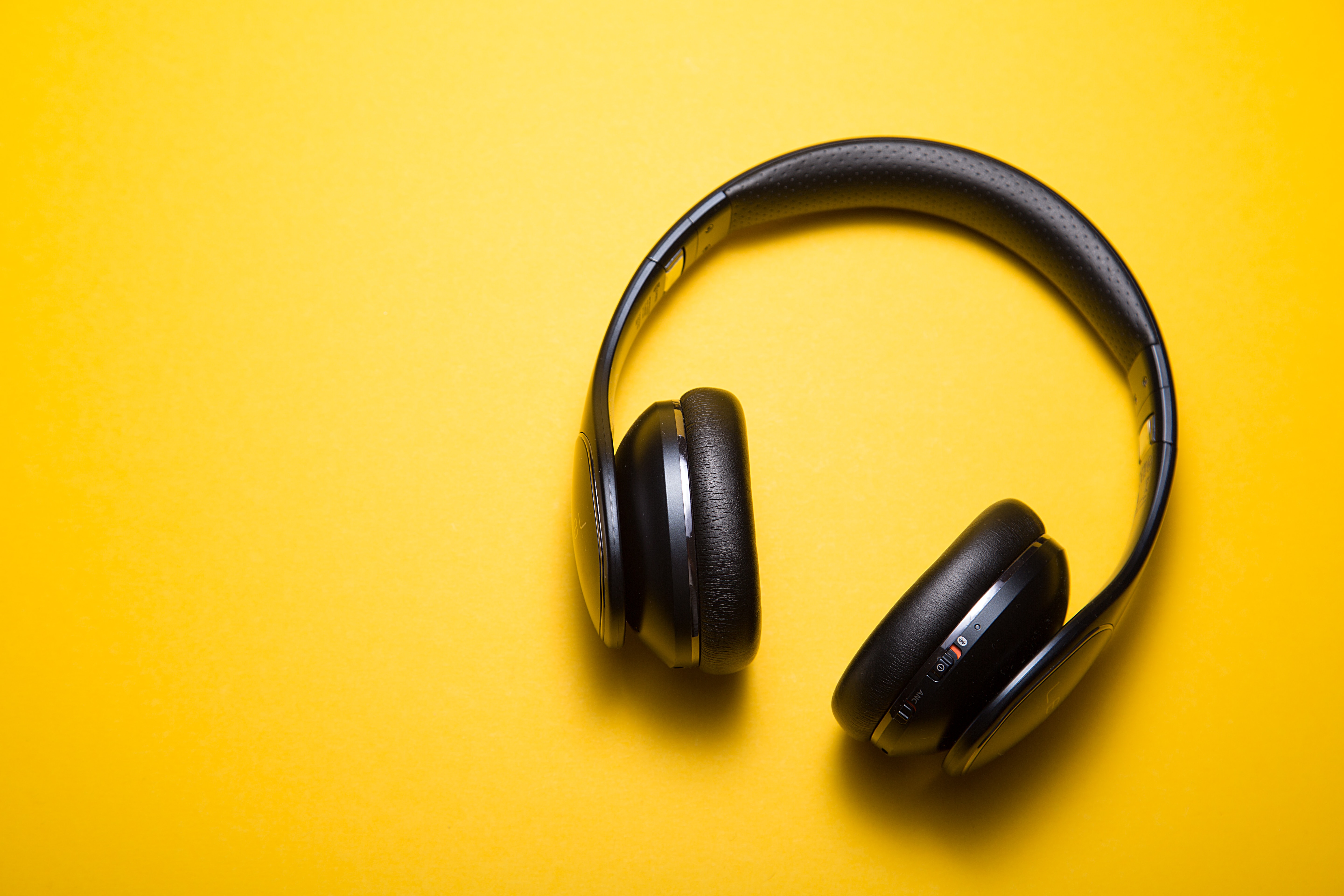 Headphones: Open Back Vs. Closed Back – Which One’s Better for Your Podcast?